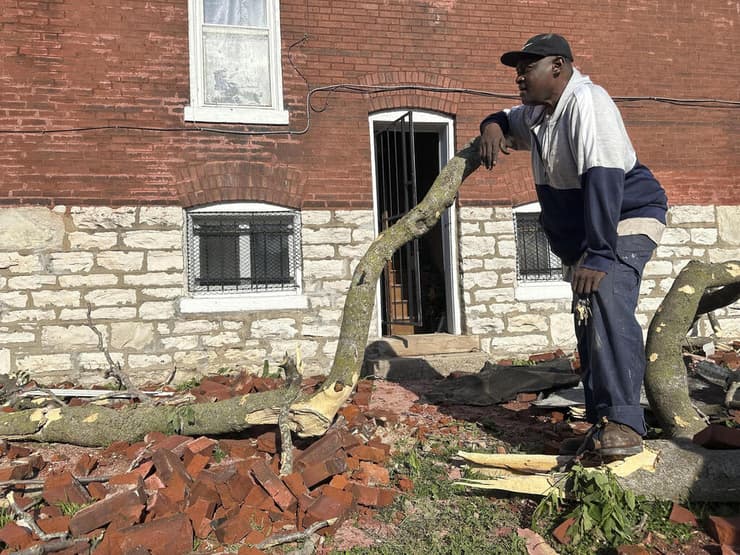 ההרס לאחר סופת הטורנדו בסנט לואיס, מיזורי, ארה"ב