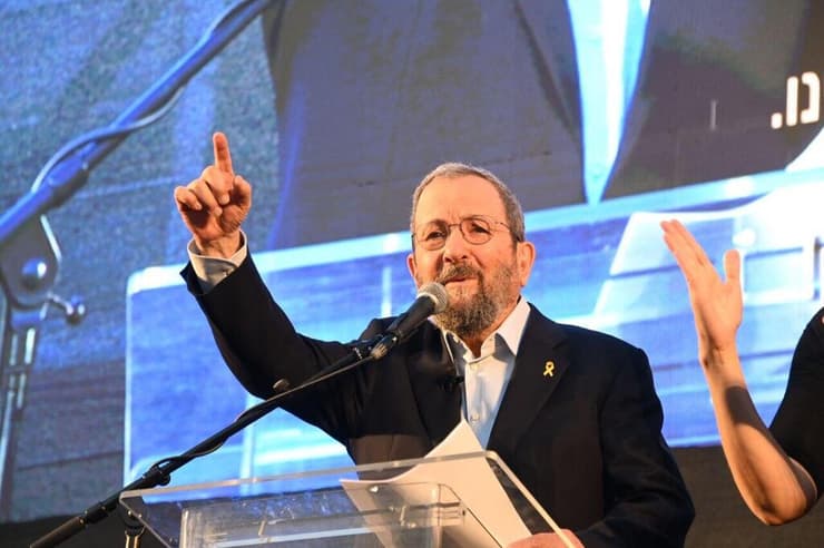 ראש הממשלה לשעבר אהוד ברק. מה היה נכון יותר מלהביע מיד צער וחרטה? (צילום: יאיר שגיא) אהוד ברק נואם בהפגנה בכיכר הבימה נגד הממשלה ולהחזרת החטופים