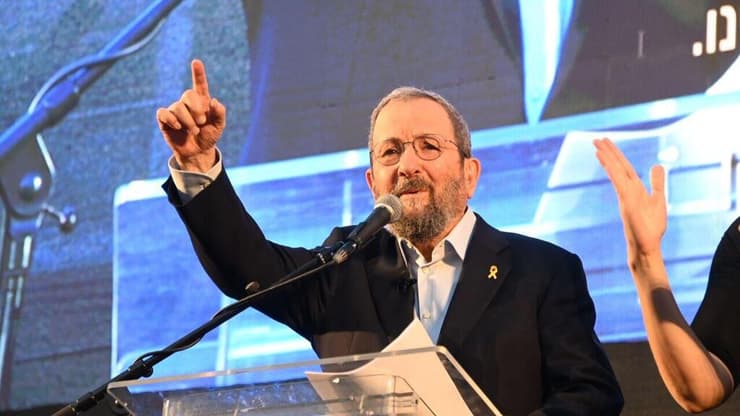 אהוד ברק נואם בהפגנה בכיכר הבימה נגד הממשלה ולהחזרת החטופים