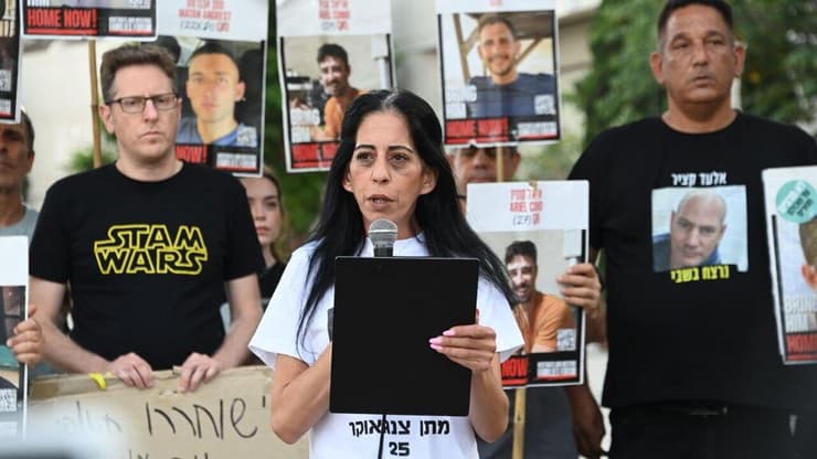 ״אמא בדרך להוציא אותך״. עינב צנגאוקר (צילום: יאיר שגיא) הצהרת משפחות חטופים בשער בגין