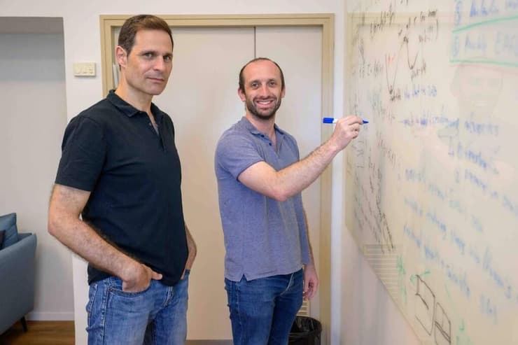 מימין: ד"ר יורי לובומירסקי ופרופ' ערן בוכבינדר