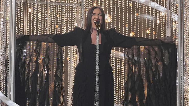 השגרירה מס' 1. יובל רפאל בגמר אירוויזיון 2025 (צילום: Martin Meissner / AP) יובל רפאל בגמר אירוויזיון 2025