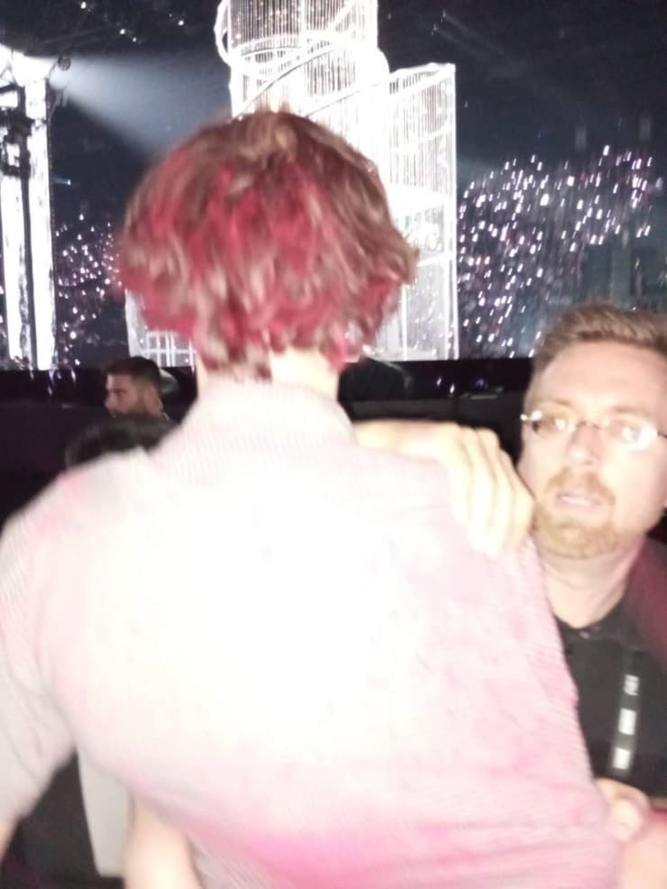 ניסה להתפרץ לבמה - ונבלם על ידי האבטחה אדם ניסה להתפרץ לבמה בזמן הביצוע של יובל רפאל אירוויזיון 2025