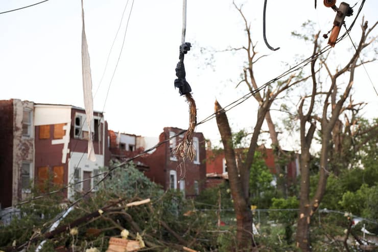 ההרס לאחר סופת הטורנדו בסנט לואיס, מיזורי, ארה"ב