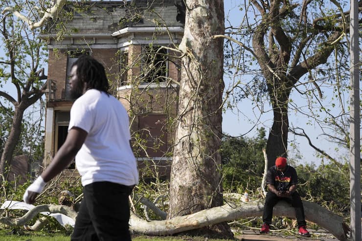 ההרס לאחר סופת הטורנדו בסנט לואיס, מיזורי, ארה"ב