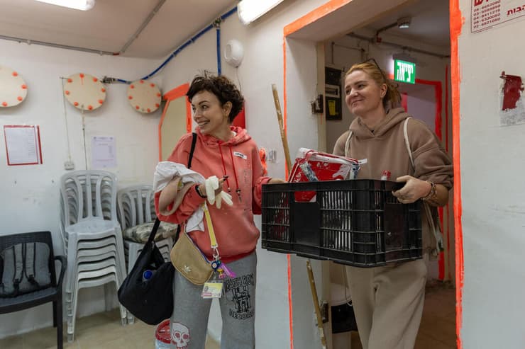 חברות הקהילה מתנדבות לסייע בניקיון מקלטים. "7 באוקטובר גרם לי להבין עד כמה חשוב לי לשמור על הזהות היהודית והישראלית שלי" (צילום: באדיבות קהילת "מרחב פתוח") חברות הקהילה מתנדבות לסייע בניקיון מקלטים. "7 באוקטובר גרם לי להבין עד כמה חשוב לי לשמור על הזהות היהודית והישראלית שלי"