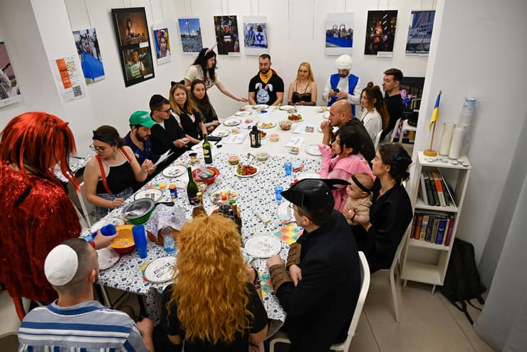 "יותר אנשים מרוב המשפחות הממוצעות". ארוחת השבת של הקהילה (צילום: באדיבות קהילת "מרחב פתוח") "יותר אנשים מרוב המשפחות הממוצעות". ארוחת השבת של הקהילה