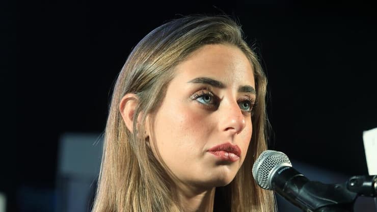 מייה שם (צילום: דנה קופל) מייה שם בעצרת בכיכר החטופים