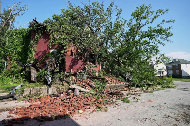 ההרס לאחר סופת הטורנדו בסנט לואיס, מיזורי, ארה"ב
