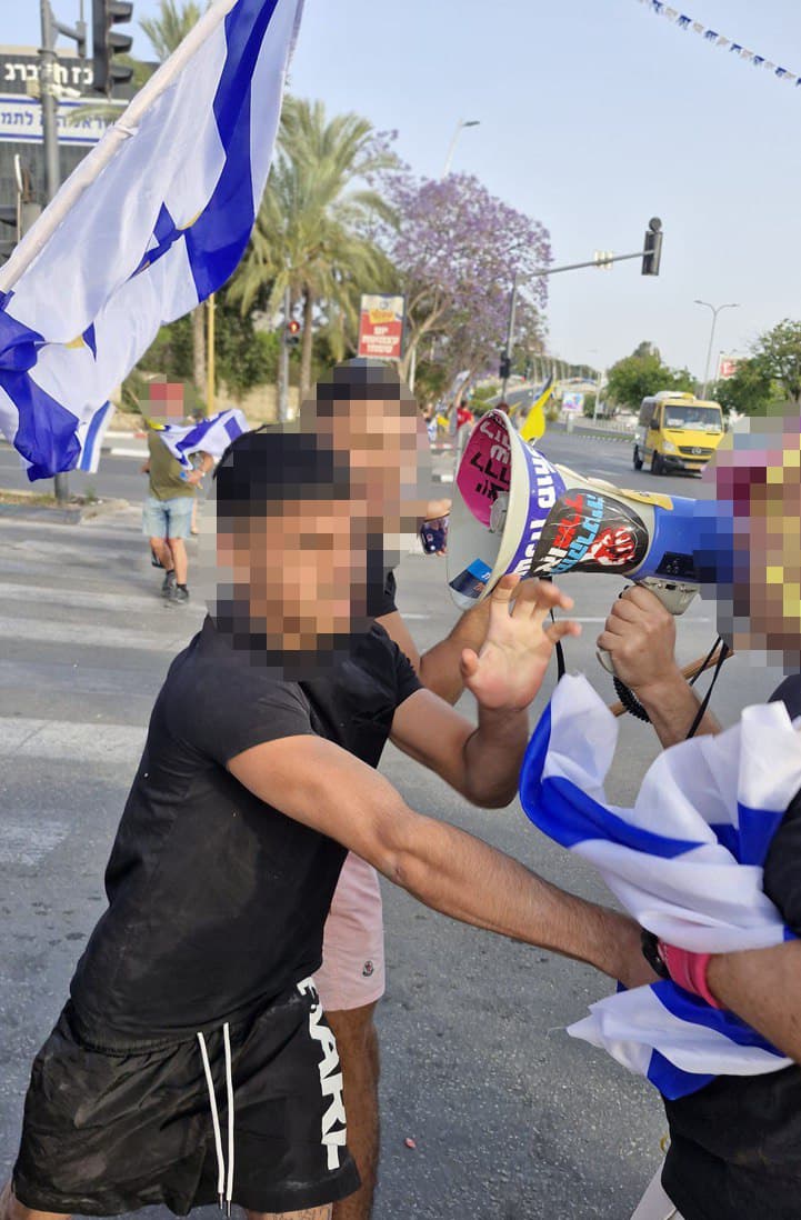 אלימות נגד מפגינים בהפגנה להשבת החטופים ברחובות (צילום: אורנה אורג) אלימות נגד מפגינים ברחובות