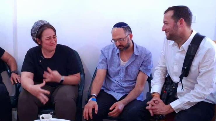 ראש המועצה, הבעל חננאל והאחות שקד, אתמול (צילום: מזכירות ברוכין) משפחתה של צאלה גז שנרצחה בפיגוע בברוכין עם יוסי דגן