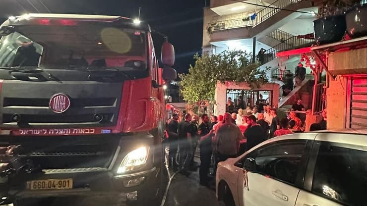 צוותי הכבאות בשריפה בדיר אל-אסד