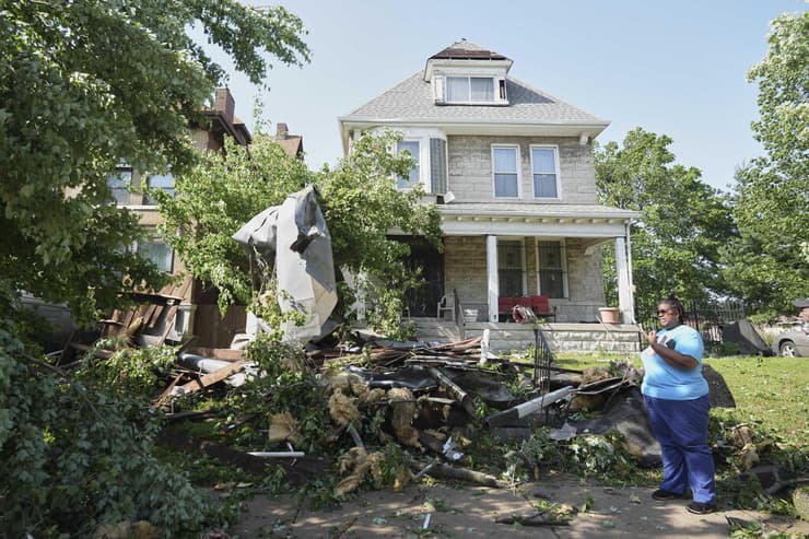 ההרס לאחר סופת הטורנדו בסנט לואיס, מיזורי, ארה"ב
