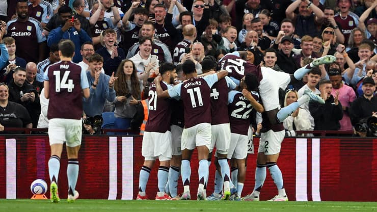 שחקני אסטון וילה חוגגים