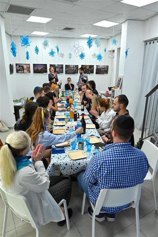 חוגגים את ערב פסח בקרב הקהילה. לא מוותרים על אף זהות (צילום: באדיבות קהילה "מרחב בטוח") חוגגים את ערב פסח בקרב הקהילה
