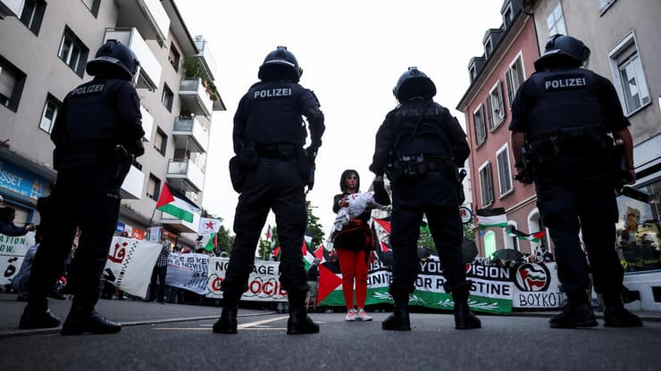 הפגנה פרו פלסטינית שוטרים מפנים את המפגינים באזל 2025