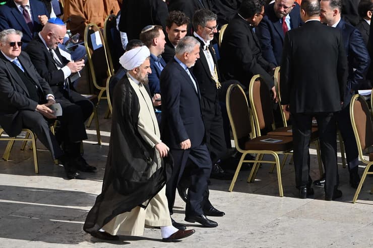 שגריר איראן בוותיקן ושר התרבות האיראני מגיעים לטקס בוותיקן, הבוקר (צילום: Isabella BONOTTO / AFP) ותיקן הוותיקן טקס הכתרת ה אפיפיור האפיפיור ליאו ה 14 לאו ה 14 שגריר איראן בוותיקן ו שר התרבות של איראן