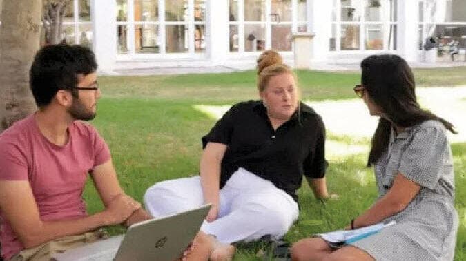 סטודנטים על הדשא בקמפוס