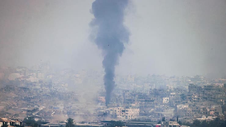 תקיפות צה"ל ברצועת עזה, היום. "לא פועלים על-פי קווים פוליטיים" (צילום: Menahem KAHANA / AFP) הפגזות כוחות צה"ל ברצועת עזה