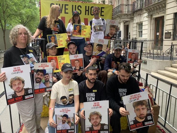 שורדי שבי חמאס ומשפחות החטופים בצעדת ישראל בניו יורק