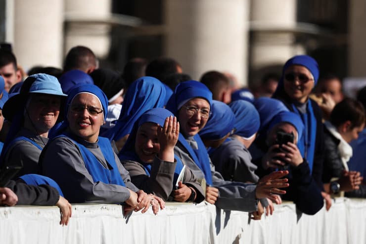 נזירות ממתינות להגעת ליאו ה-14 לטקס בכיכר פטרוס הקדוש (צילום: REUTERS/Yara Nardi) ותיקן הוותיקן טקס הכתרת ה אפיפיור האפיפיור ליאו ה 14 לאו ה 14