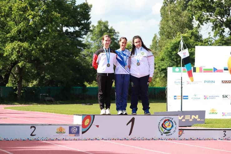 הילטון על ראש הפודיום (צילום: European archery) הילטון