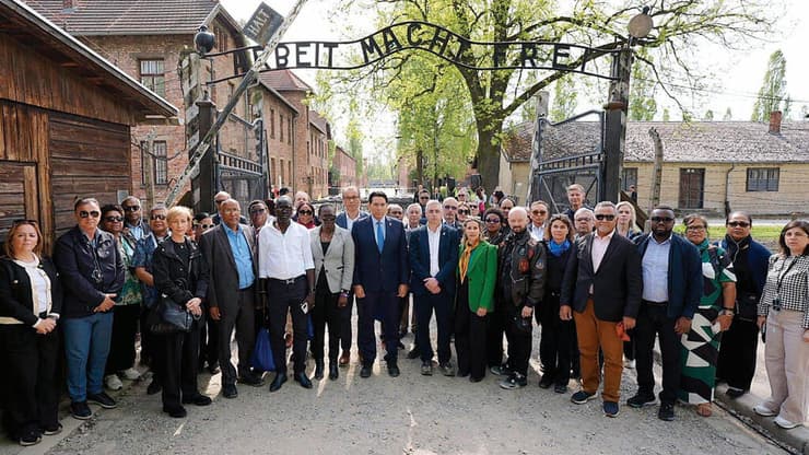 השגריר דנון עם משלחת שגרירים מכל העולם במצעד החיים בפולין