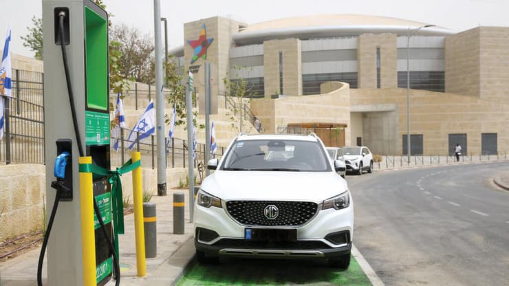 עמדות טעינה לרכב חשמלי