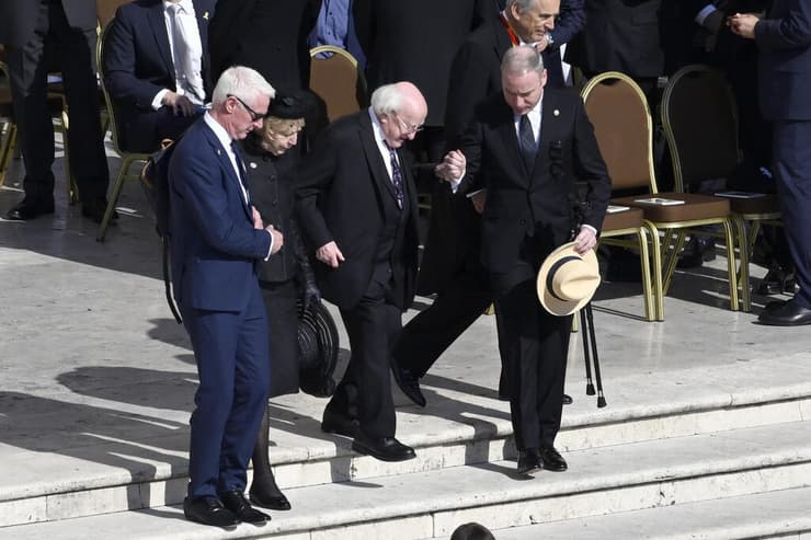 נשיא אירלנד ורעייתו יורדים במדרגות אל אזור הושבת הנכבדים (צילום: Antonio Masiello/Getty Images) ותיקן הוותיקן טקס הכתרת ה אפיפיור האפיפיור ליאו ה 14 לאו ה 14 נשיא אירלנד מייקל ד' היגינס ורעייתו