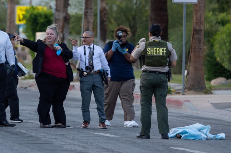 חוקרים בזירת המתקפה. הפיצוץ אירע בחניה הסמוכה (צילום: DAVID MCNEW / GETTY IMAGES NORTH AMERICA / AFP) ארה"ב דרום קליפורניה פאלם ספרינגס פיצוץ מרפאה מרפאת פוריות פיגוע טרור