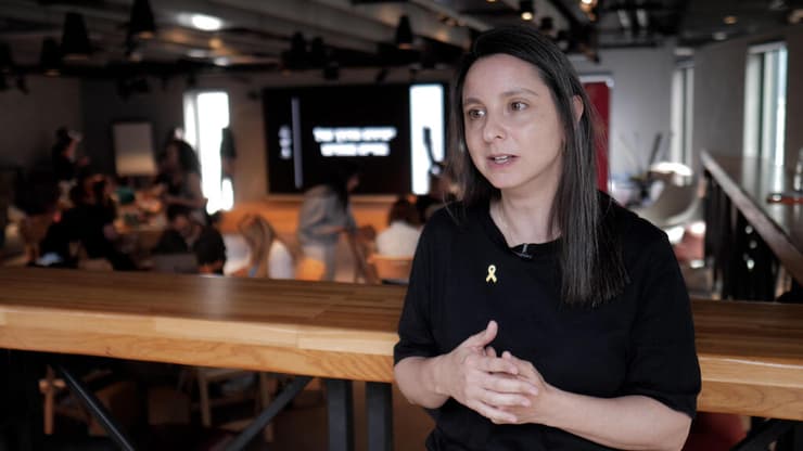 "כל מי שיקנה גלויה - זה הולך למטרה טובה". ליאור קרנכל, מנכ"לית עמותת "עטופים באהבה" (צילום: ירון שרון) אנשי פלייטיקה בפרויקט "הגלויה הסודית"