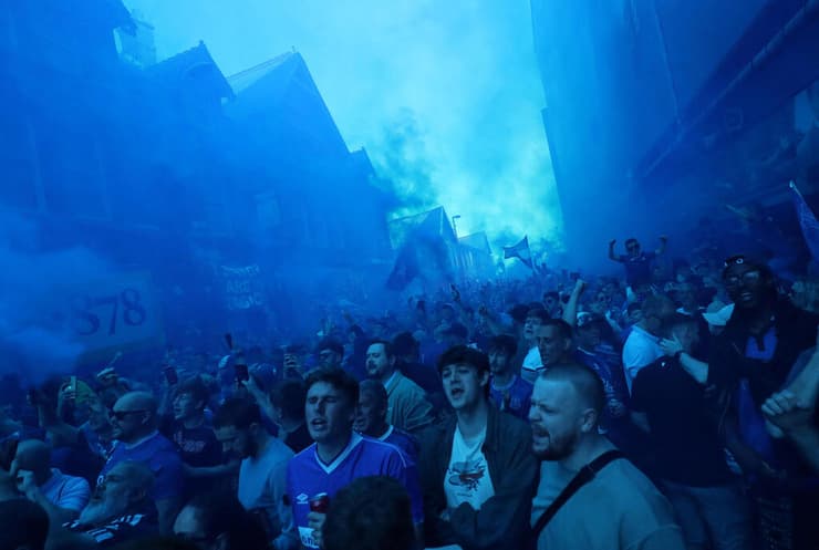 אוהדי אברטון נפרדים מהבית, בצבע