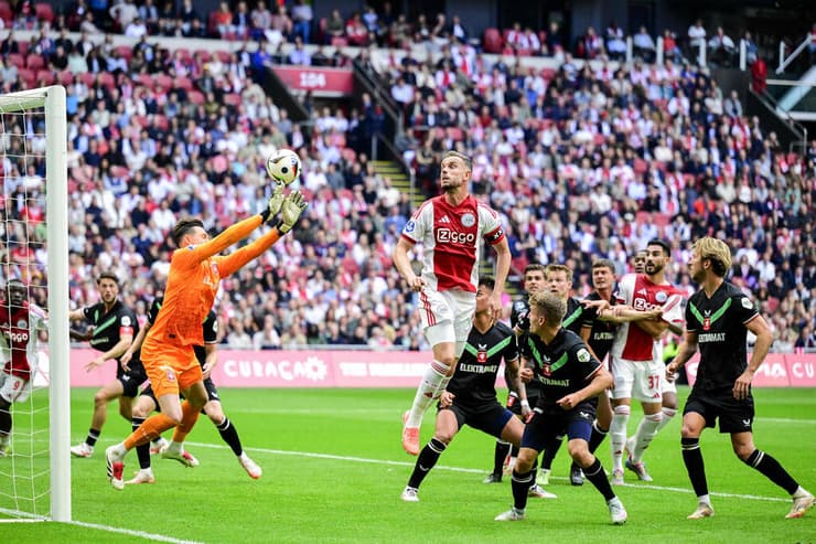 הנדרסון כובש לאיאקס אבל זה לא מספיק