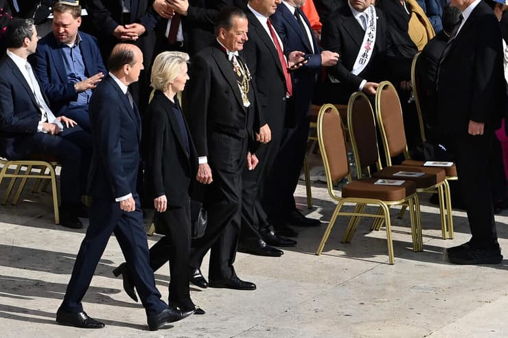 נשיאת הנציבות האירופית אורסולה פון דר ליין מגיעה לאירוע ההשבעה (צילום: Isabella BONOTTO / AFP) ותיקן הוותיקן טקס הכתרת ה אפיפיור האפיפיור ליאו ה 14 לאו ה 14 אורסולה פון דר ליין