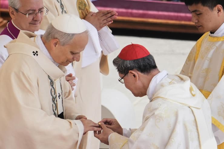 ליאו ה-14 מקבל את "טבעת הדייג" (צילום: AP Photo/Jacquelyn Martin, Pool) ותיקן הוותיקן טקס השבעה הכתרה של האפיפיור אפיפיור ליאו ה-14 לאו ה-14 טבעת הדייג מונחת על אצבעו