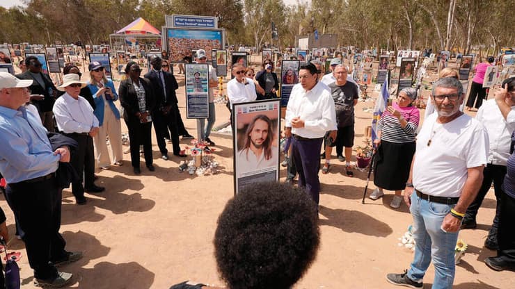 השגריר דנון עם משלחת שגרירים מכל העולם באתר הנובה