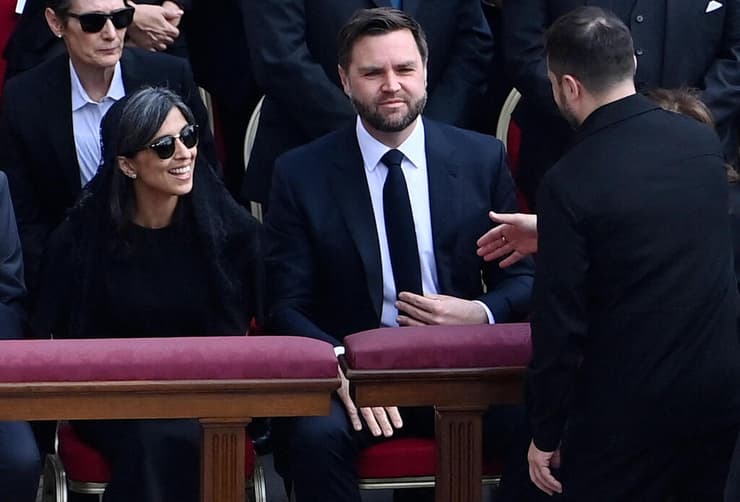 סגן נשיא ארה"ב ג'יי די ואנס יושב במקומו בטקס. עשוי להמשיך משם לישראל (צילום: Isabella BONOTTO / AFP) ותיקן הוותיקן טקס הכתרה השבעה אפיפיור האפיפיור ליאו ה-14 לאו ה-14 סגן נשיא ארה"ב ג'יי די ואנס