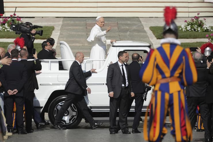 נתניהו רצה לנסוע, אבל התעורר חשש מצו המעצר. האפיפיור הבוקר (צילום: AP Photo/Andrew Medichini) ותיקן הוותיקן טקס הכתרת ה אפיפיור האפיפיור ליאו ה 14 לאו ה 14