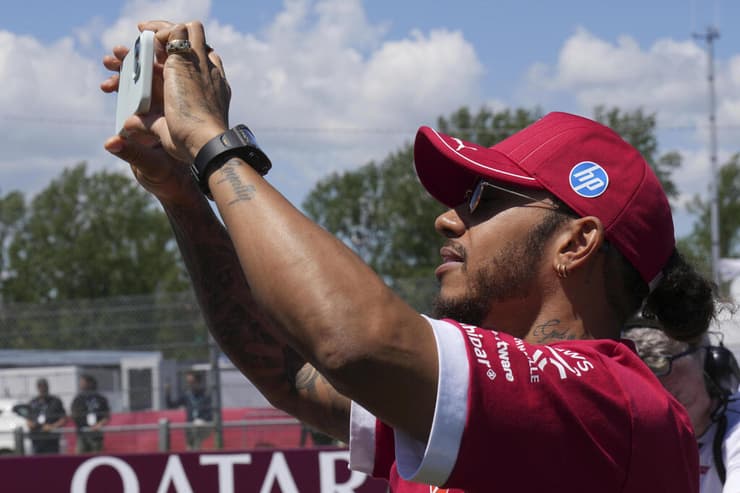 זכה לקבלת פנים מלכותית. המילטון (צילום: AP Photo/Antonio Calanni) המילטון מצלם את הקהל