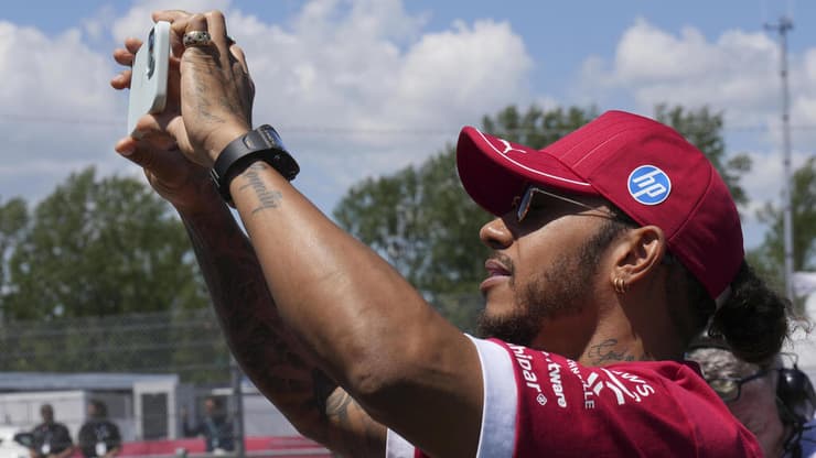 המילטון מצלם את הקהל