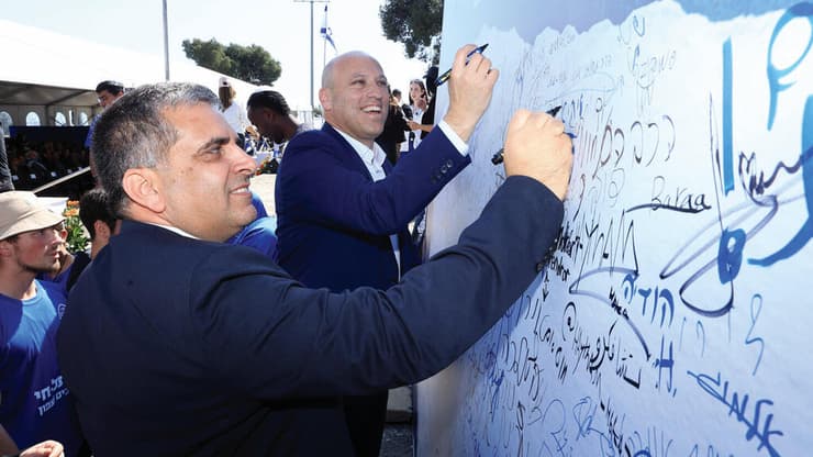 ברנד עם השר אופיר סופר באירוע תל חי (צילום: מירי שמעוני) ברנד עם השר אופיר סופר באירוע תל חי