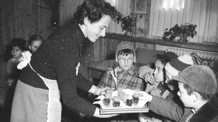 תלמידי הגימנסיה מגישים לאשת הנשיא רחל ינאית בן־צבי תרומות לנפגעי השטפונות בעיר, בשנת 1954 (צילום: דוד רובינגר) תלמידי הגימנסיה מגישים לאשת הנשיא רחל ינאית בן־צבי תרומות לנפגעי השטפונות בעיר, בשנת 1954