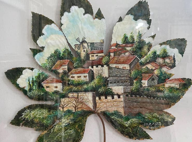 ימין משה. אקריליק על עלה מיובש, ברכה כהן ( צילום: גורה ברגר) ימין משה. אקריליק על עלה מיובש, ברכה כהן