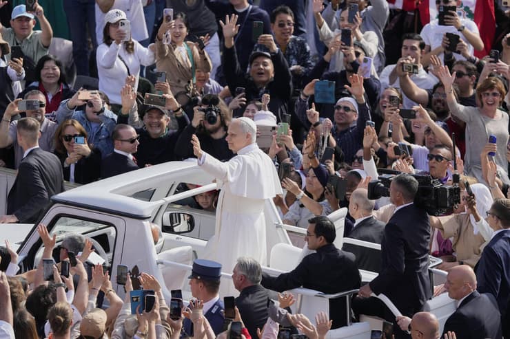 ליאו ה-14 עובר בין האלפים הבוקר בכיכר פטרוס הקדוש (צילום: AP Photo/Gregorio Borgia) ותיקן הוותיקן טקס הכתרת ה אפיפיור האפיפיור ליאו ה 14 לאו ה 14