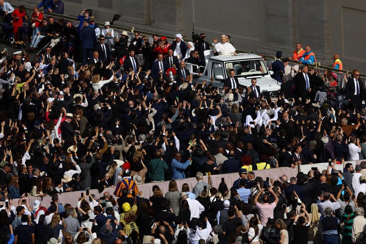 מכניס את הקתולים האמריקנים לתוככי הכנסייה. האפיפיור ליאו ב"פופמוביל" הבוקר (צילום: REUTERS/VINCENZO LIVIERI) ותיקן הוותיקן טקס הכתרת ה אפיפיור האפיפיור ליאו ה 14 לאו ה 14