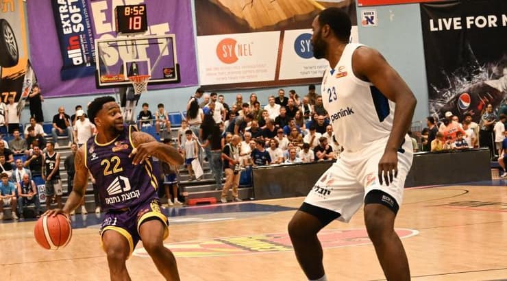 די ג'יי קופר מול צ'ינאנו אונואקו (ראובן שוורץ) די ג'יי קופר מול צ'ינאנו אונואקו