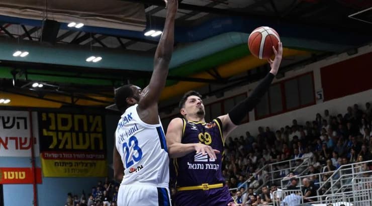 יפתח זיו מול אונואקו (ראובן שוורץ) יפתח זיו מול אונואקו