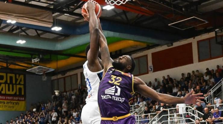 ג'סטין אלסטון במאבק (ראובן שוורץ) ג'סטין אלסטון במאבק