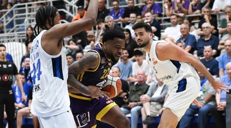 די ג'יי קופר בין שחקני הרצליה (ראובן שוורץ) די ג'יי קופר בין שחקני הרצליה