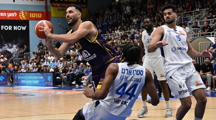 עידן זלמנסון מול אלייז'ה סטיוארט (ראובן שוורץ) עידן זלמנסון מול אלייז'ה סטיוארט